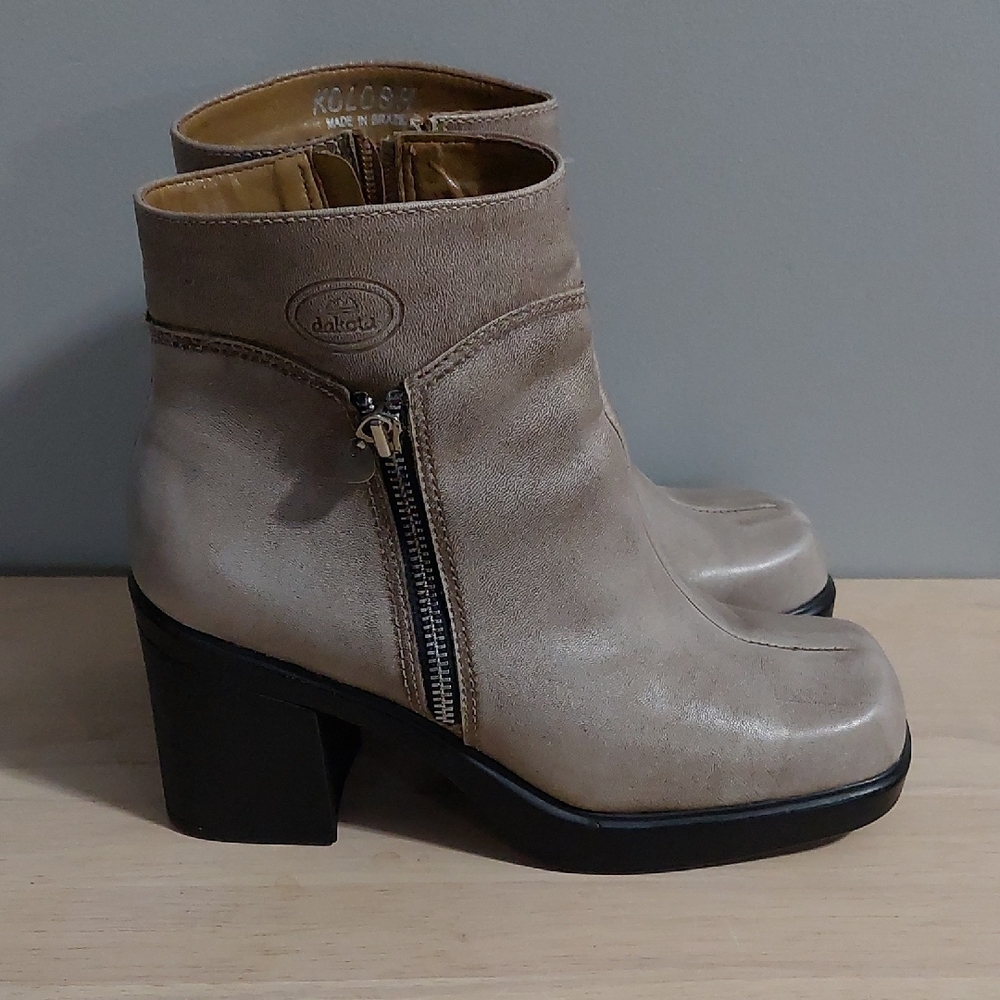 Kolash Dakota Tan Ankle Booties with Block Heel and Side Zipper Size 10